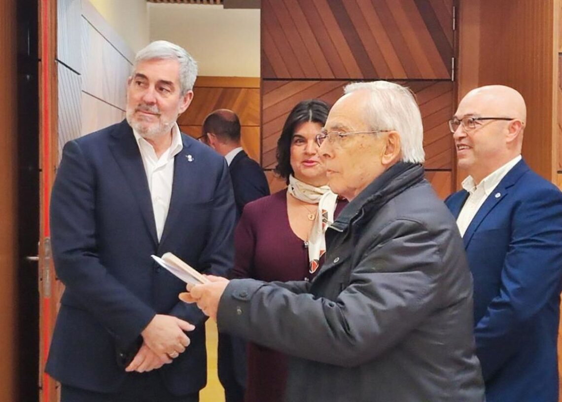 El presidente de Canarias, Fernando Clavijo, antes del inicio del foro 'Amigos y Vecinos' organizado por Heraldo de Aragón.EUROPA PRESS