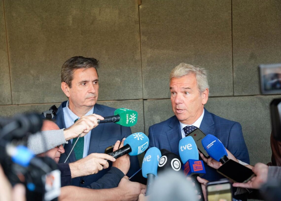 Los abogados del presidente y vicepresidente de la Diputación de Almería, Joaquín Monterreal (d) y Basilio Casanueva (d), respectivamente. Europa Press