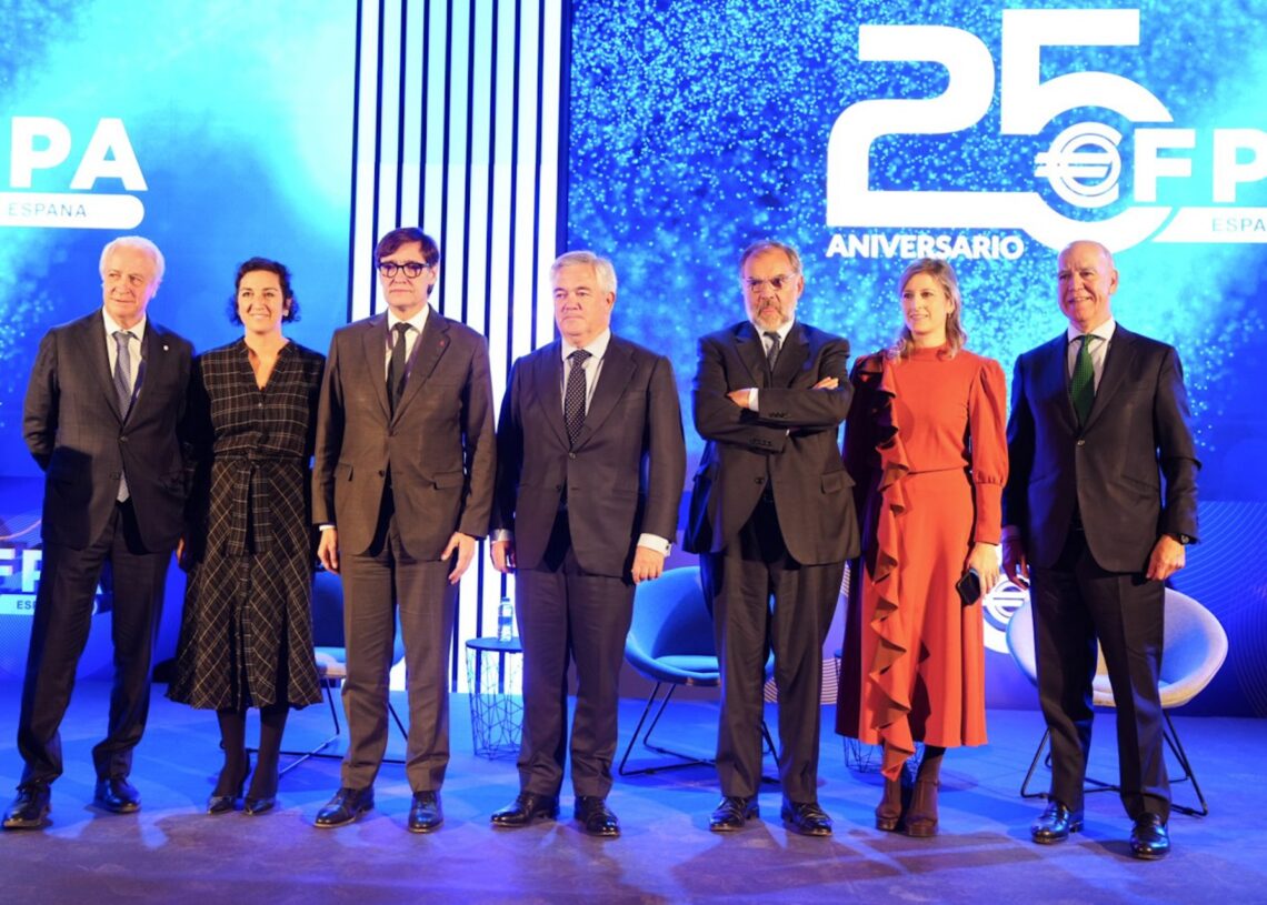 El presidente de la Generalitat, Salvador Illa, junto a la directiva de EFPA España, compuesta por el presidente de la asociación,Santiago Satrústegui; el presidente de honor, Carlos Tusquets, y el consejero ejecutivo, Josep Soler, en Barcelona (España).EFPA ESPAÑA