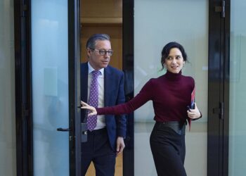 El senador del PP Alfonso Serrano y la presidenta de la Comunidad de Madrid, Isabel Díaz Ayuso, a su llegada a un pleno de la Asamblea de Madrid, a 20 de noviembre de 2025, en Madrid (España)Jesús Hellín - Europa Press