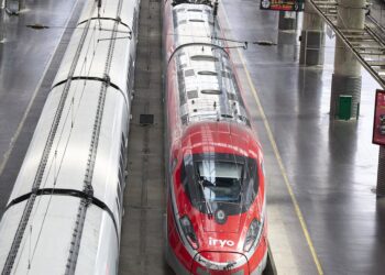 Archivo - Un tren en la Estación de Madrid - Puerta de Atocha - Almudena GrandesJesús Hellín - Europa Press - Archivo