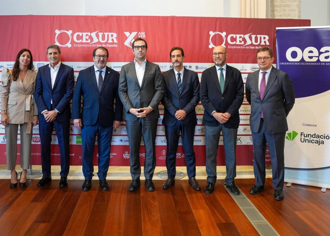El ministro de Economía, Comercio y Empresa, Carlos Cuerpo, en una foto de familia dentro del acto inaugural del foro ‘Avanzando hacia la incertidumbre’. María José López - Europa Press