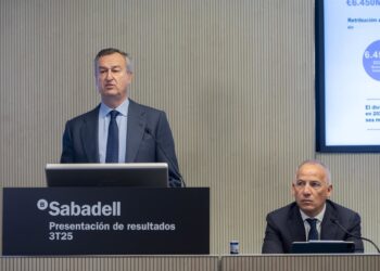 El consejero delegado del Banco Sabadell, César González-Bueno (i), y el director financiero del Banco Sabadell, Sergio Palavecino (d), durante una rueda de prensa, en la sede del Banco Sabadell, a 13 de noviembre de 2025, en Madrid (España). Alberto Ortega - Europa Press