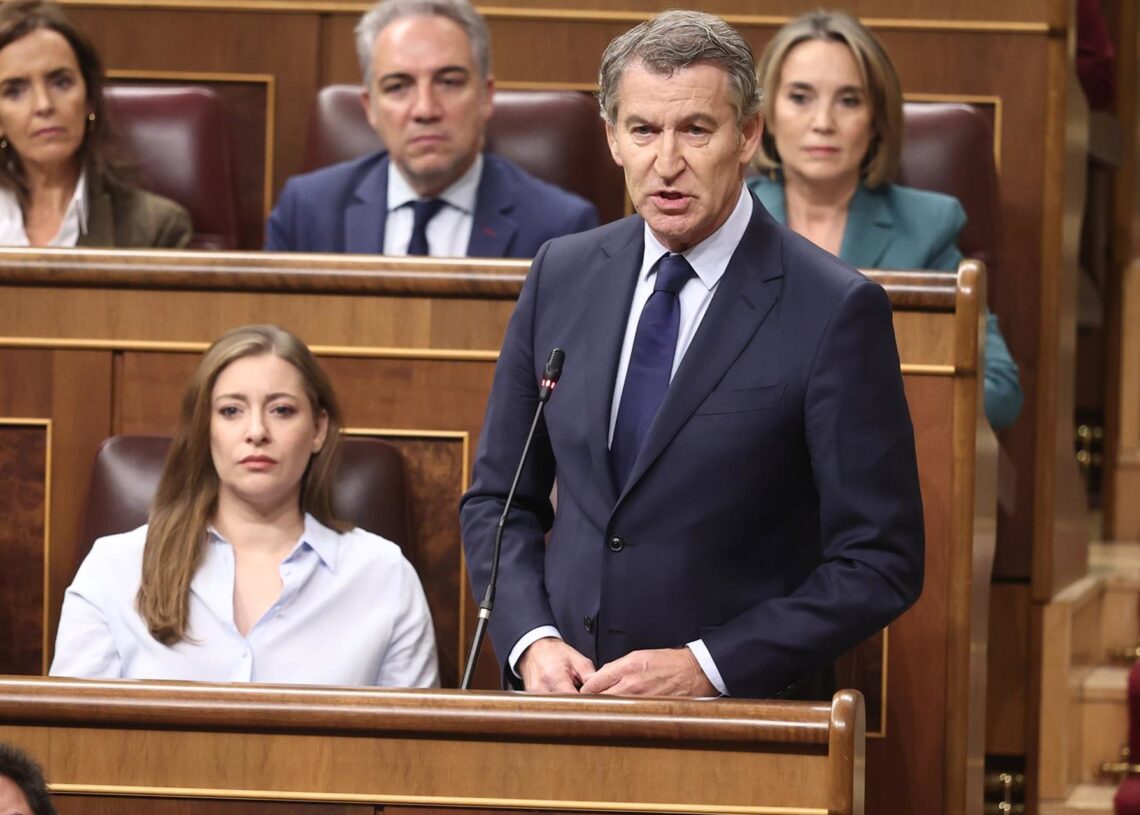 El presidente del Partido Popular, Alberto Núñez Feijóo, interviene durante una sesión de control al Gobierno, en el Congreso de los Diputados, a 19 de noviembre de 2025, en Madrid (España).Eduardo Parra - Europa Press