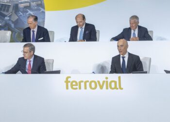Archivo - El consejero delegado de Ferrovial, Ignacio Madridejos (i) y el presidente de Ferrovial, Rafael del Pino (d), durante la Junta General Ordinaria de Accionistas de Ferrovial, en el auditorio ONCE, a 13 de abril de 2023Alberto Ortega - Europa Press - Archivo