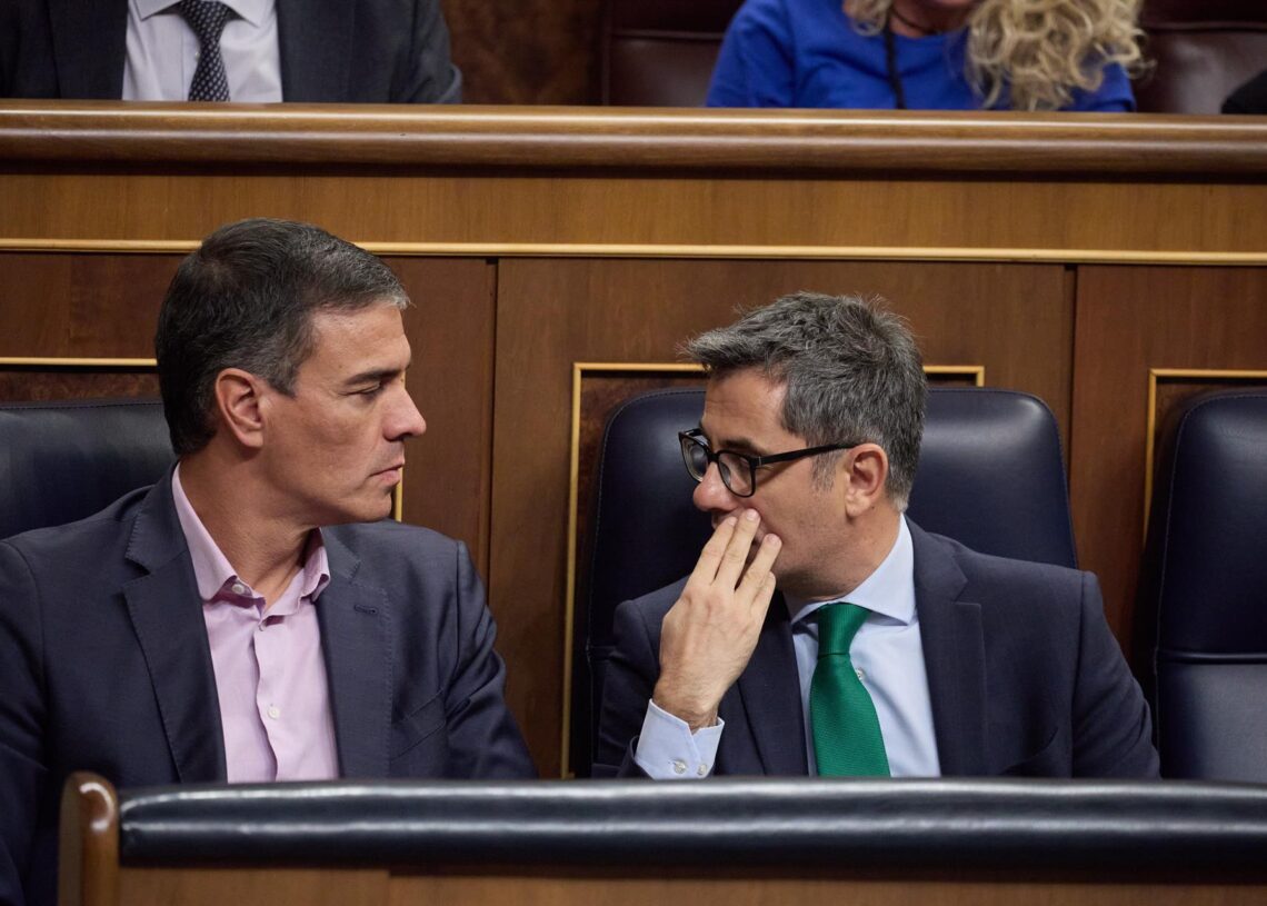 Archivo - El presidente del Gobierno, Pedro Sánchez (i) y el ministro de la Presidencia, Relaciones con las Cortes y Justicia, Félix Bolaños (d), durante una sesión plenaria en la Cámara Baja.Jesús Hellín - Europa Press - Archivo
