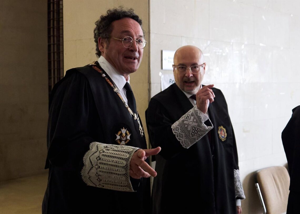 Archivo - El fiscal general del Estado, Álvaro García Ortiz (i), durante el acto toma posesión de Jesús Dacio Arteaga (d) como fiscal superior de la Fiscalía de Cantabria, en los juzgados de Las Salesas, a 29 de octubre de 2024, en Santander, Cantabria (EJuanma Serrano - Europa Press - Archivo