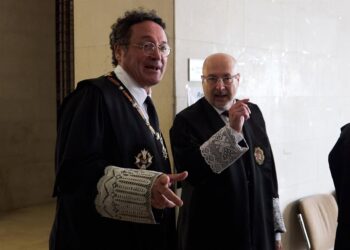 Archivo - El fiscal general del Estado, Álvaro García Ortiz (i), durante el acto toma posesión de Jesús Dacio Arteaga (d) como fiscal superior de la Fiscalía de Cantabria, en los juzgados de Las Salesas, a 29 de octubre de 2024, en Santander, Cantabria (EJuanma Serrano - Europa Press - Archivo