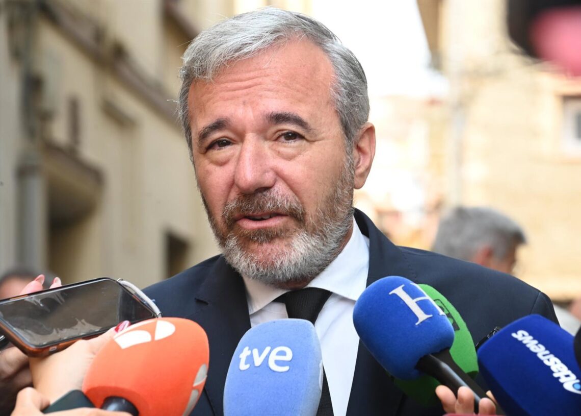 Archivo - El presidente del Gobierno de Aragón, Jorge Azcón, atiende a los medios de comunicaciónRamón Comet - Europa Press - Archivo