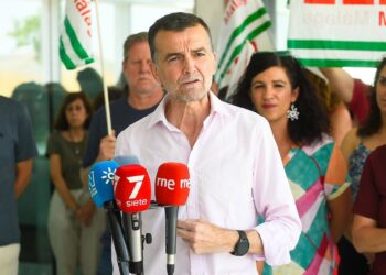 Archivo - El coordinador federal de Izquierda Unida, Antonio Maíllo, atiende a los medios de comunicación tras la concentración del día de hoy. A 18 de junio de 2025 en Málaga, Andalucía (España). Álex Zea - Europa Press - Archivo