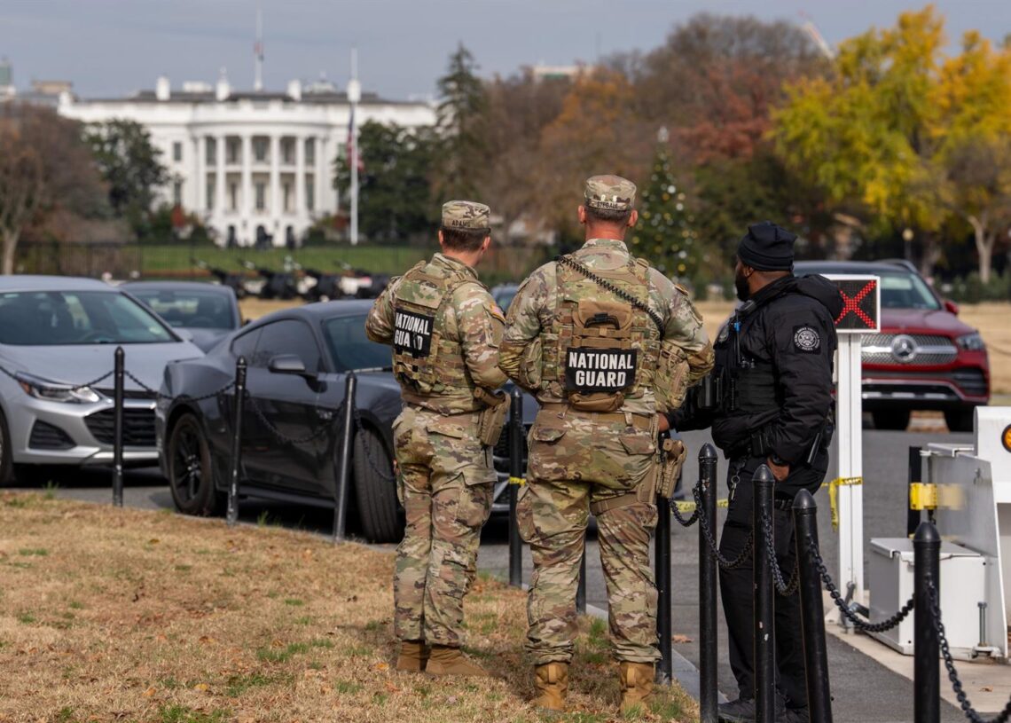 Miembros de la Guardia Nacional  patrullando cerca de la Casa Blanca, en WashingtonEuropa Press/Contacto/Andrew Leyden