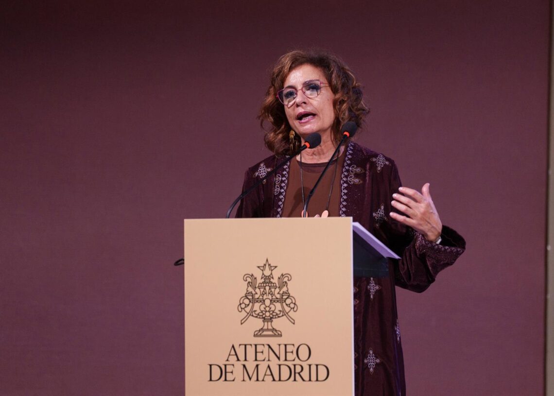 La vicepresidenta primera y ministra de Hacienda, María Jesús Montero, interviene durante la presentación de la revista 'Franco y los franquistas, 50 años después', en el Ateneo de Madrid, a 20 de noviembre de 2025, en Madrid (España). Matias Chiofalo - Europa Press