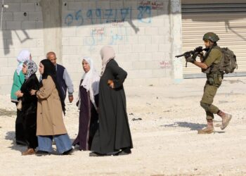 Un soldado israelí apunta a un grupo de mujeres palestinas en el campo de refugiados de Nur Shams, en la ciudad cisjordana de TulkaremEuropa Press/Contacto/Nidal Eshtayeh