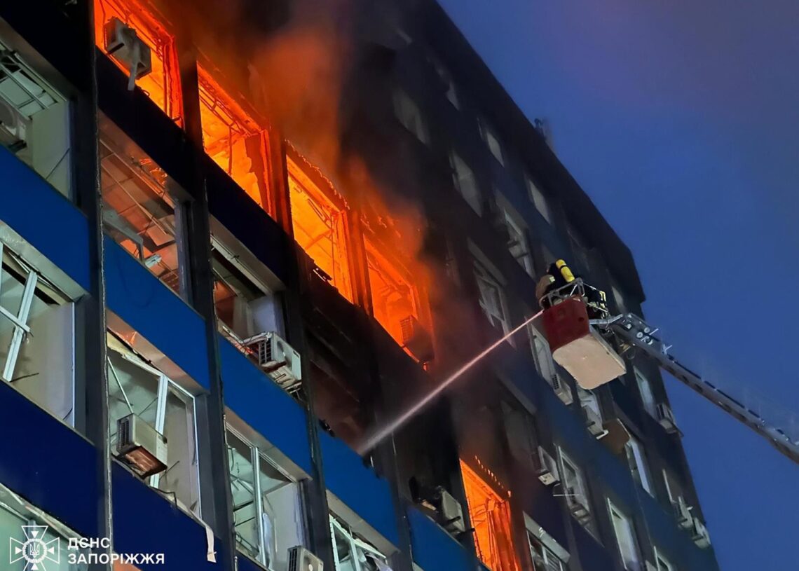 Archivo - Efectivos de bomberos extinguen un incendio en un edificio destado por un ataque ruso con misiles en Zaporiya, sureste de UcraniaEuropa Press/Contacto/Cover Images - Archivo