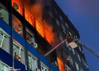 Archivo - Efectivos de bomberos extinguen un incendio en un edificio destado por un ataque ruso con misiles en Zaporiya, sureste de UcraniaEuropa Press/Contacto/Cover Images - Archivo