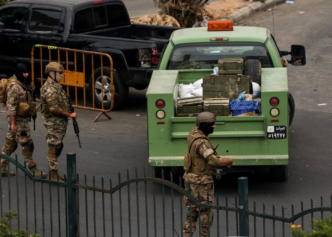 Archivo - Soldados del Ejército libanés aseguran la zona mientras un camión cargado con cajas de municiones entregadas por facciones palestinas abandona las instalaciones del campo de refugiados palestinos de Burj al Barajne en BeirutEuropa Press/Contacto/Marwan Naamani - Archivo