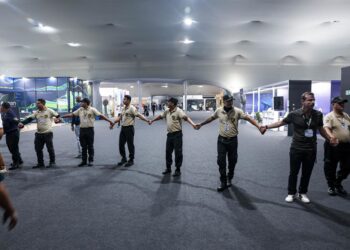 Personal de seguridad forma un cordón de seguridad dentro del recinto de la COP30 durante la evacuación tras un incendio en el pabellón de Belém, BrasilEuropa Press/Contacto/Bianca Otero