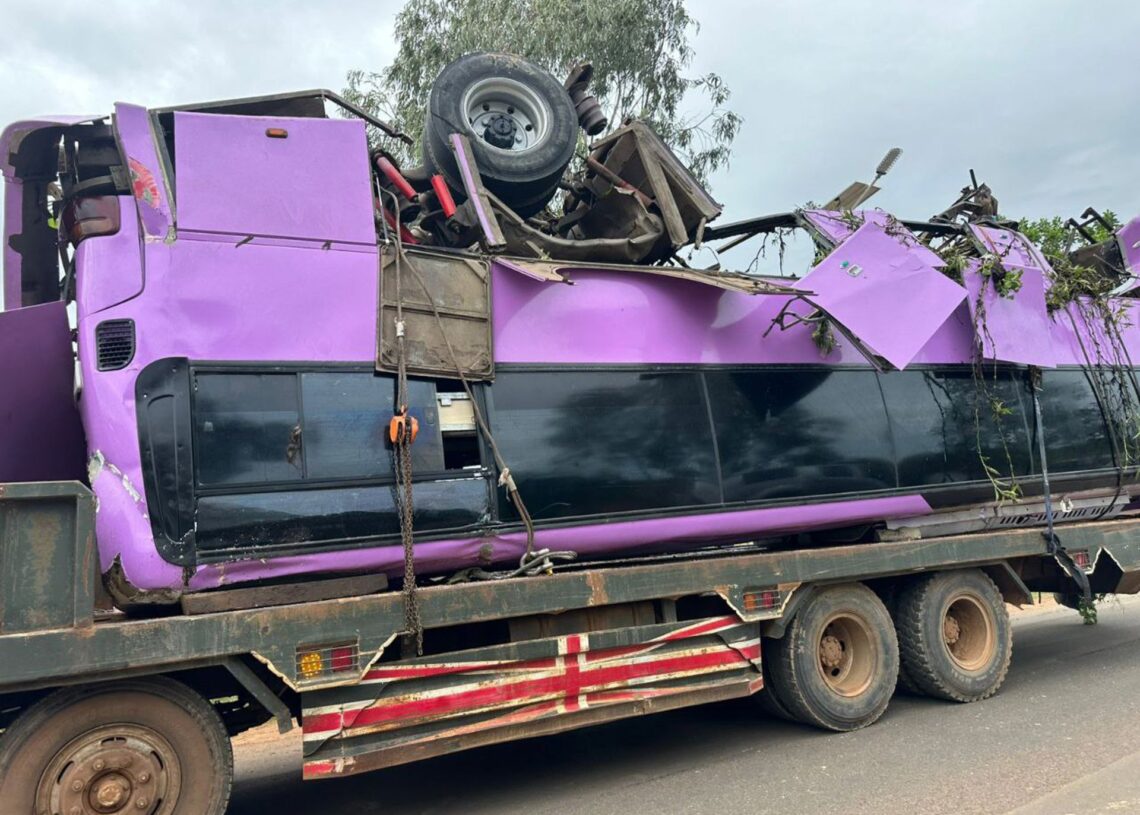 Un camión traslada un autobús siniestrado en la provincia de Kampong Thom, en Camboya. Europa Press/Contacto/Kampong Thom Provincial Poli