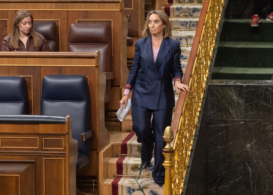 La vicesecretaria de regeneración institucional del Partido Popular, y Cuca Gamarra (d), y la portavoz del PP en el Congreso, Ester Muñoz, durante el pleno del Congreso de los Diputados.Eduardo Parra - Europa Press