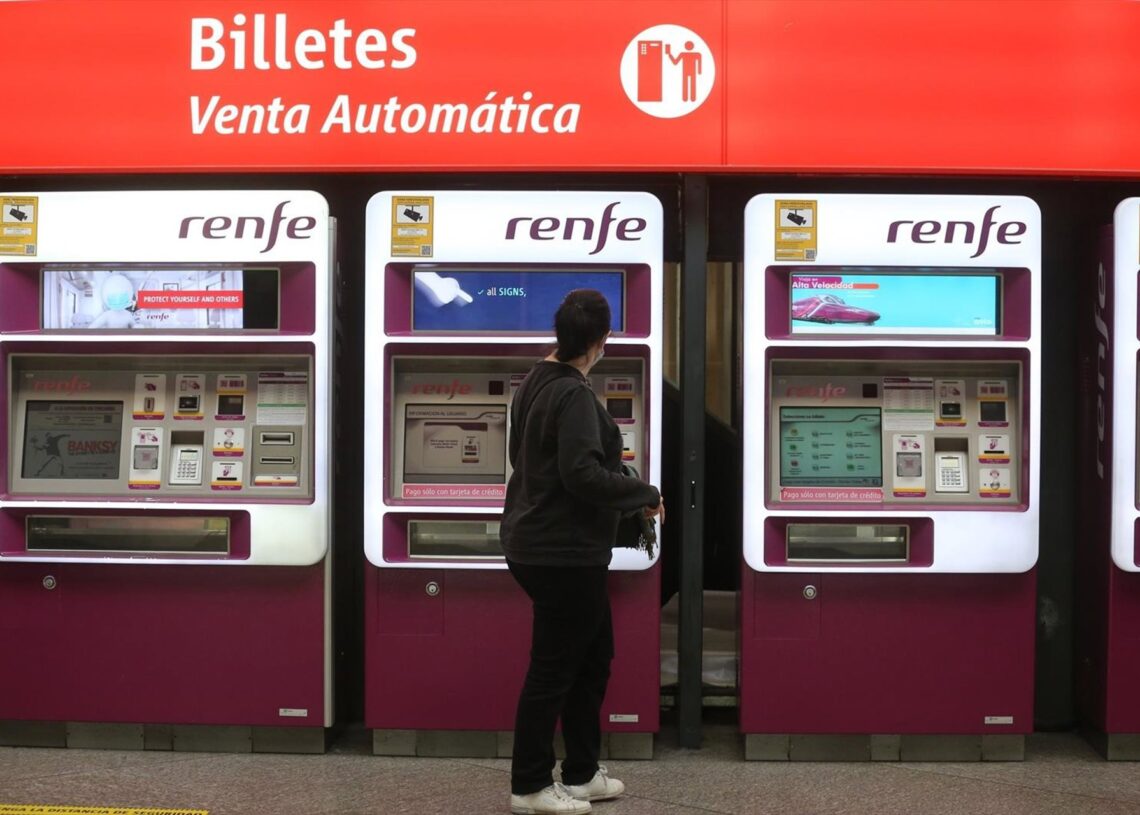 Archivo - Archivo.-  Una mujer hace uso de las máquinas de Venta Automática de Renfe Cercanías en la estación de MadridISABEL INFANTES / EUROPA PRESS - Archivo