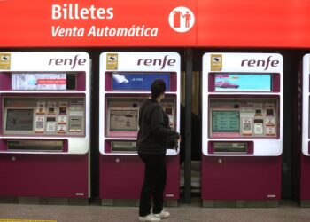 Archivo - Archivo.-  Una mujer hace uso de las máquinas de Venta Automática de Renfe Cercanías en la estación de MadridISABEL INFANTES / EUROPA PRESS - Archivo