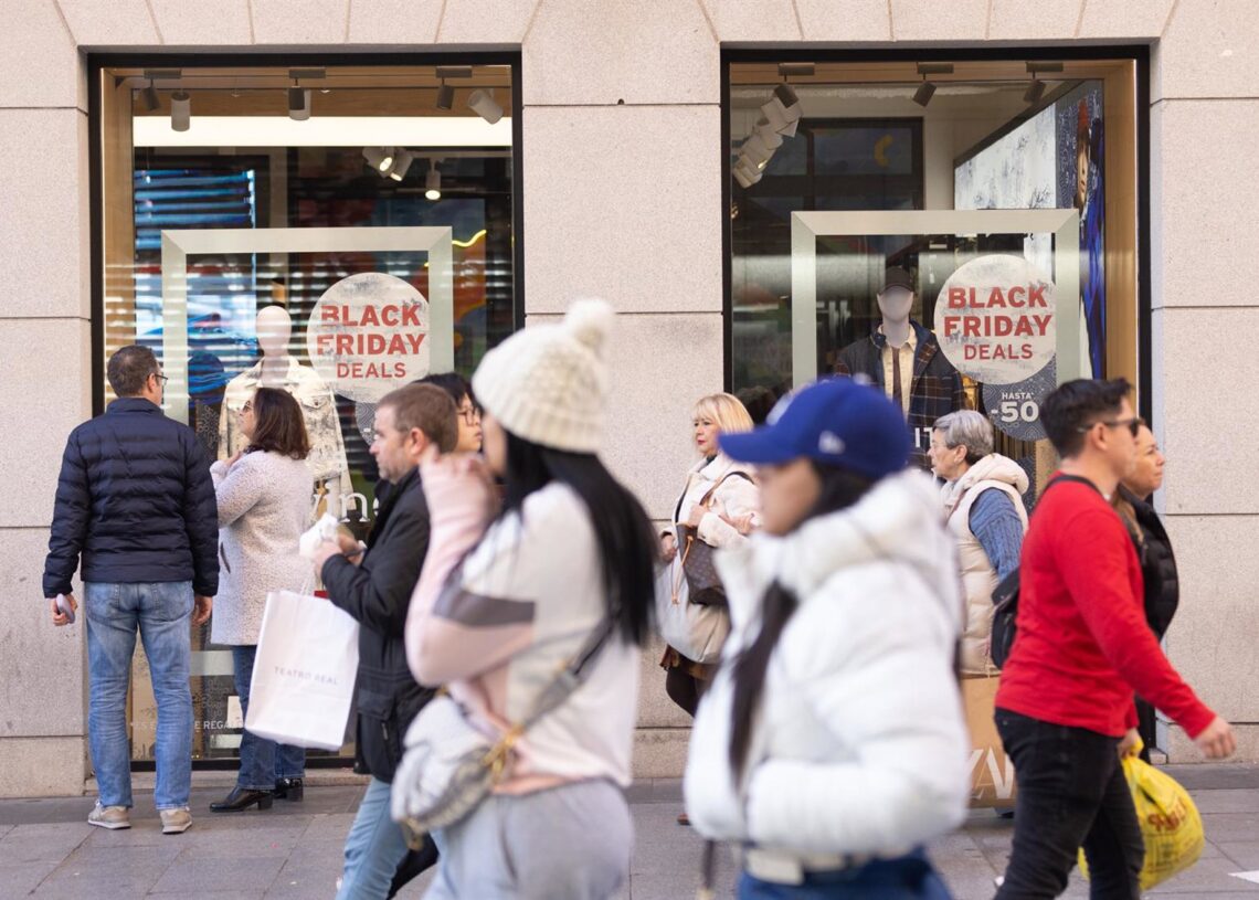 Archivo - Gente en calles comercialesEduardo Parra - Europa Press - Archivo