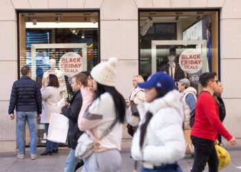 Archivo - Gente en calles comercialesEduardo Parra - Europa Press - Archivo