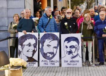 Archivo - Varias personas durante la colocación de una placa en memoria de Mikel Zabalza, en el barrio de Intxaurrondo, de San Sebastián.Arnaitz Rubio - Europa Press - Archivo