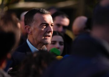 El coordinador federal de Izquierda Unida, Antonio Maíllo, este viernes en declaraciones a los medios en Sevilla.JOAQUÍN CORCHERO/EUROPA PRESS