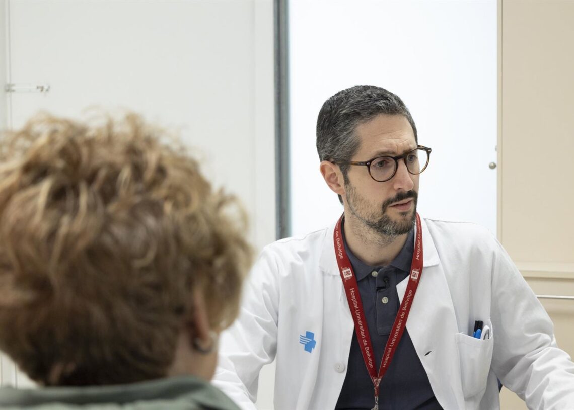 Profesional del Hospital de Bellvitge durante una consulta.HOSPITAL DE BELLVITGE