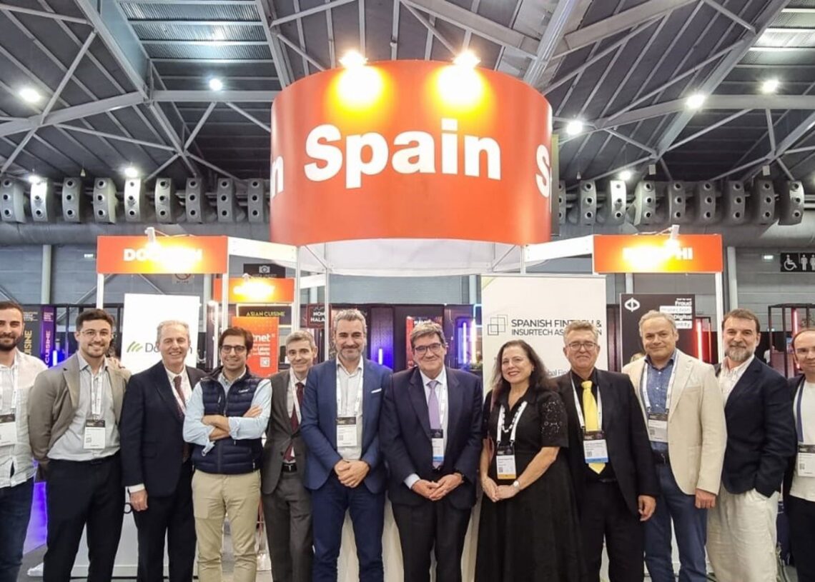 El vicepresidente de la AEFI, Rodrigo García de la Cruz, junto con José Luis Escrivá, gobernador del Banco de España, y Mercedes Alonso Frayle, embajadora de España en Singapur, en el Singapore FinTech FestivalAEFI