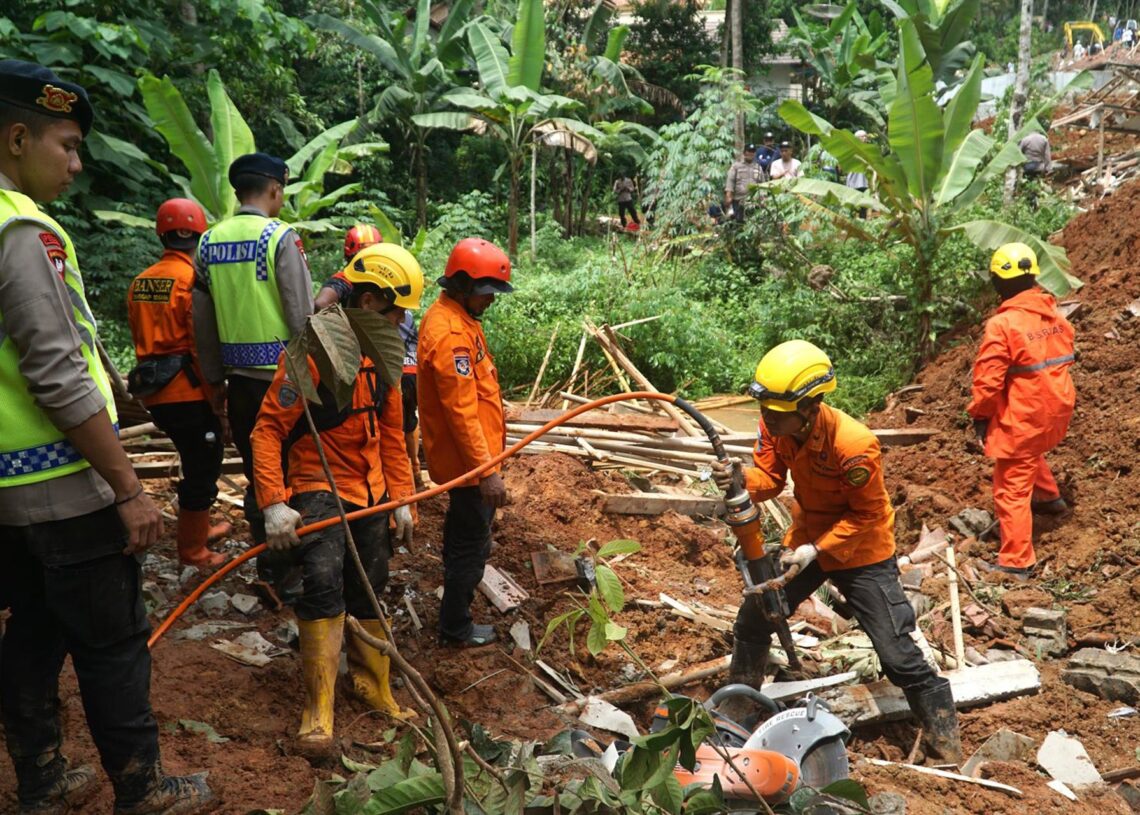 Trabajos de búsqueda y rescate tras un deslizamiento de tierra en el centro de la isla de Java, en Indonesia (archivo)Europa Press/Contacto/Yuta Isyahya