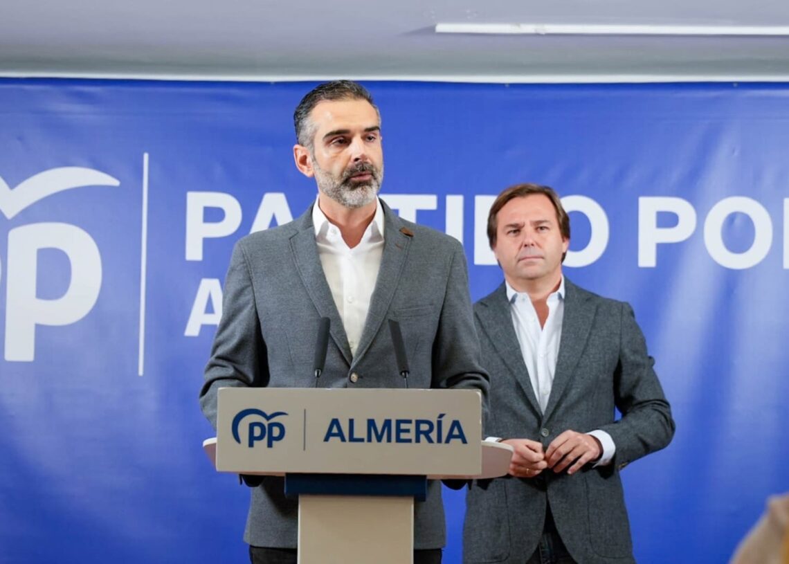El nuevo presidente del PP de Almería, Ramón Fernández-Pacheco, el secretario general del PP-A, Antonio Repullo, comparecen ante los medios.MARIAN LEÓN - EUROPA PRESS