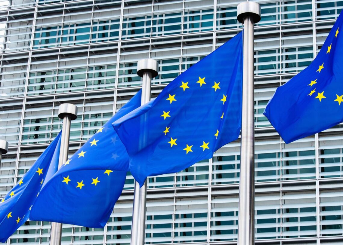 Archivo - Varias banderals de la UE ante la sede de la Comisión Europea en Bruselas.Alicia Windzio/dpa - Archivo