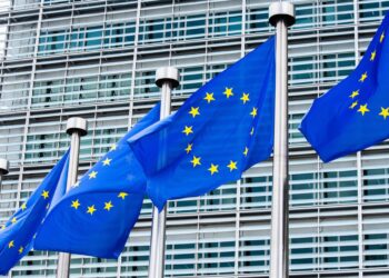 Archivo - Varias banderals de la UE ante la sede de la Comisión Europea en Bruselas.Alicia Windzio/dpa - Archivo