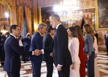 El presidente de la Junta de Andalucía, Juanma Moreno, saluda este viernes al rey Felipe VI con motivo de su asistencia a la entrega del Toisón de Oro a una serie de personalidades, entre ellas, la reina Sofía.CASA REAL