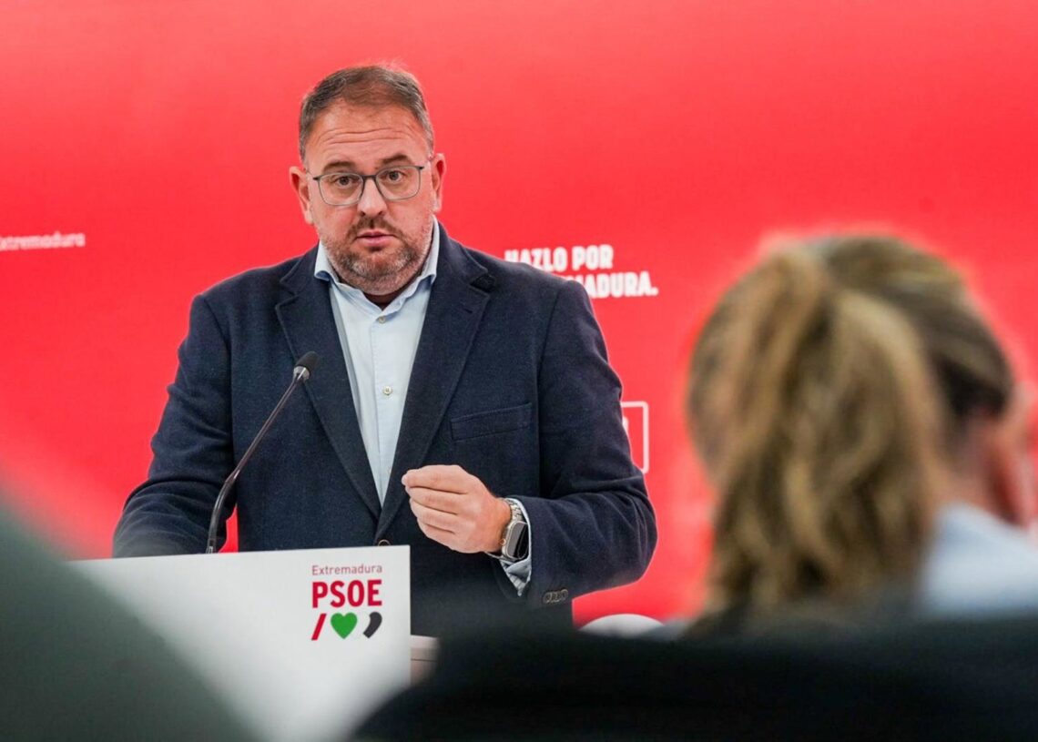 El portavoz del Comité Electoral del PSOE de Exrtremadura, Antonio Rodríguez Osuna, en una rueda de prensa.PSOE EXTREMADURA