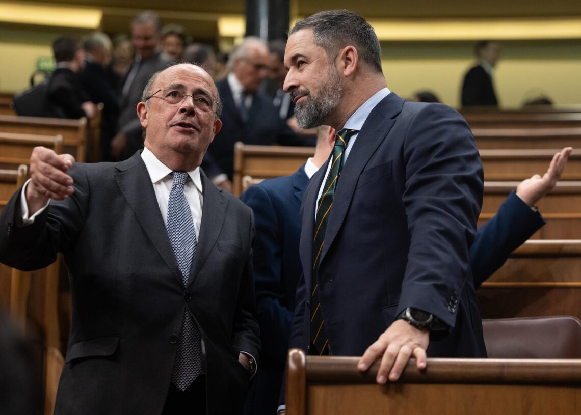 Archivo - El líder de Vox, Santiago Abascal (d), y el diputado de Vox, Ignacio Gil Lázaro (i), durante una sesión plenaria en el Congreso de los DiputadosEduardo Parra - Europa Press - Archivo