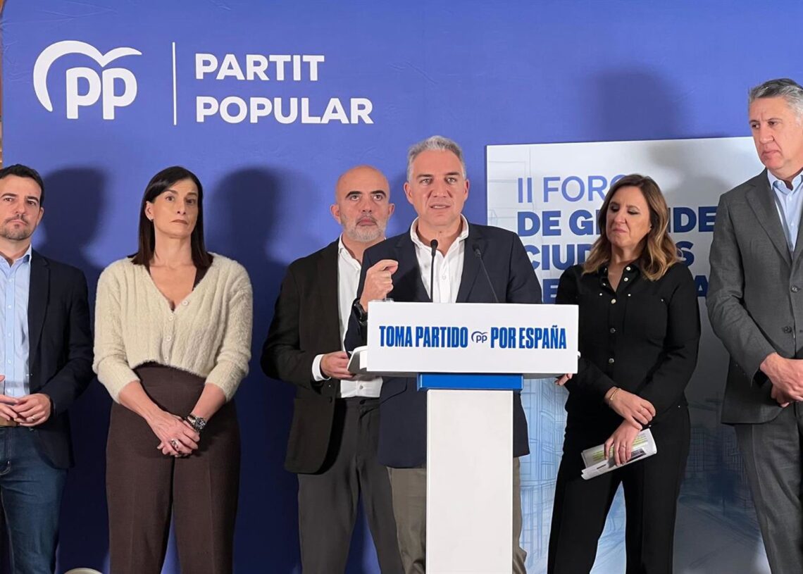 El vicesecretario de Coordinación Autonómica y Local del PP, Elías Bendodo, con los alcaldes María José Catalá (Valencia), Gema Igual (Santander), Xavier García Albiol (Badalona) y Manu Reyes (Castelldefels), y el líder del PP en Barcelona, Dani SireraEUROPA PRESS