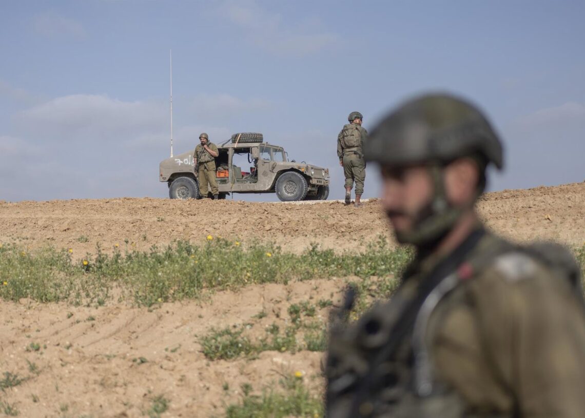Archivo - Soldados de Israel en la frontera entre Israel y la Franja de Gaza (archivo)Ilia Yefimovich/dpa - Archivo