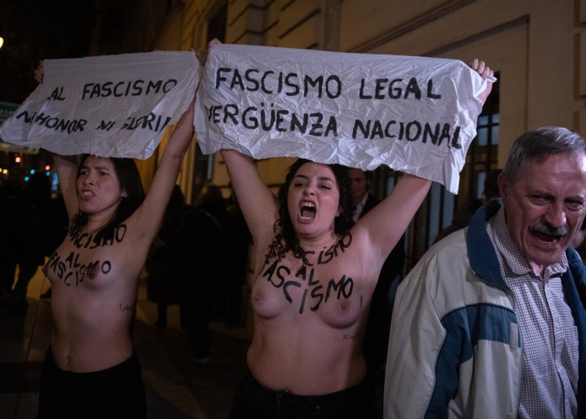 Dos activistas de Femen Spain se manifiestan en un acto franquista en la parroquia de los Doce Apóstoles, a 20 de noviembre de 2025, en Madrid (España). El acto, organizado por la Fundación Nacional Francisco Franco y la familia del dictador, conmemora elFernando Sánchez - Europa Press