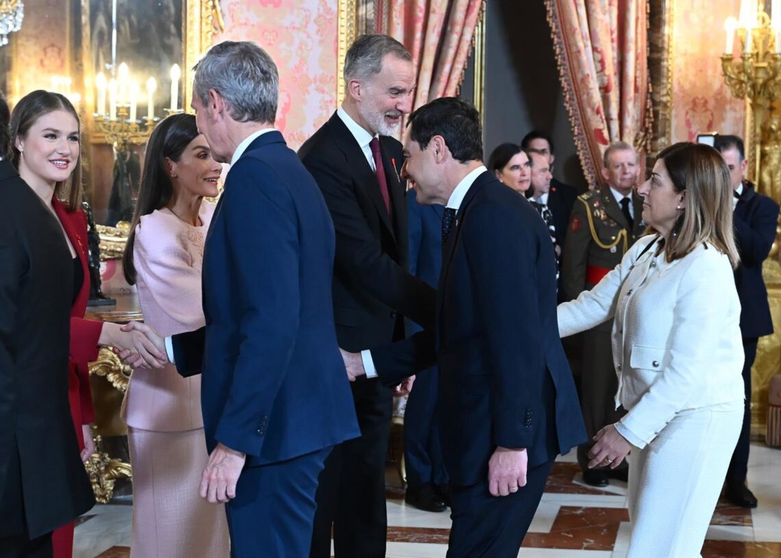 El rey Felipe VI (3d), saluda a la presidenta de Cantabria, María José Sáenz de Buruaga (d), durante el acto central de conmemoración del 50 aniversario de restauración de la monarquía, este viernes en el palacio Real en Madrid.CASA REAL