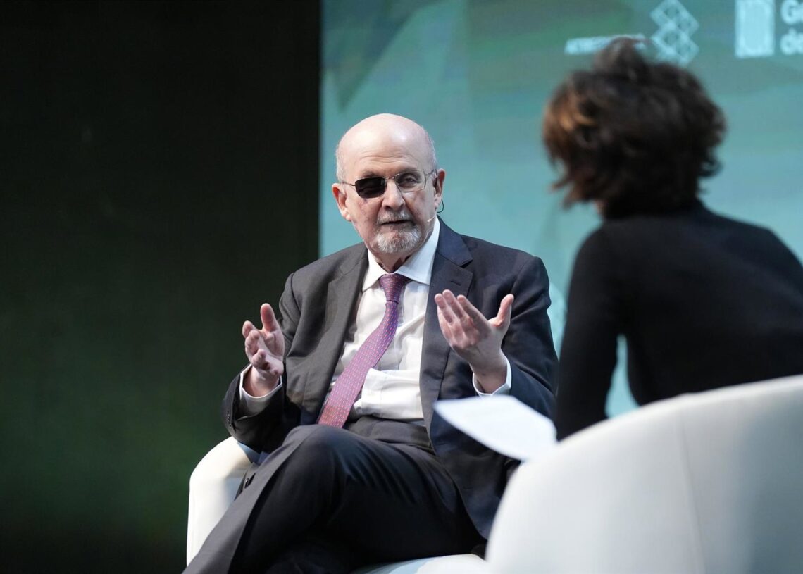 El escritor Salman Rushdie interviene en el foro ‘Metafuturo’, a 21 de noviembre de 2025, en Barcelona, Cataluña (España). El foro, organizado por Atresmedia, reúne a todo tipo de personalidades del ámbito social y político para debatir sobre temas como David Zorrakino - Europa Press