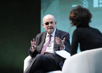 El escritor Salman Rushdie interviene en el foro ‘Metafuturo’, a 21 de noviembre de 2025, en Barcelona, Cataluña (España).  El foro, organizado por Atresmedia, reúne a todo tipo de personalidades del ámbito social y político para debatir sobre temas como David Zorrakino - Europa Press
