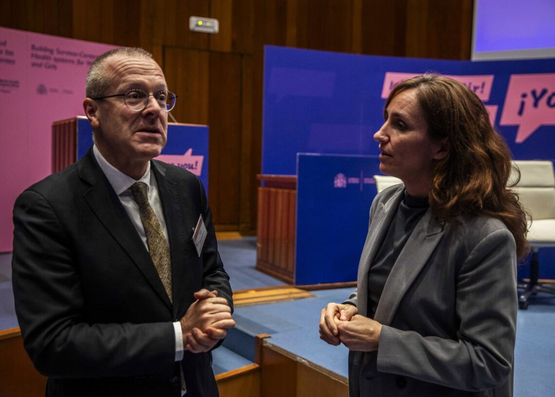 La ministra de Sanidad, Mónica García, y el director de la oficina regional de la OMS en Europa, Hans Kluge.B THEVENIN
