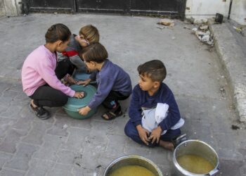 Archivo - Niños palestinos desplazados en la Franja de GazaEuropa Press/Contacto/Mahmoud Issa - Archivo