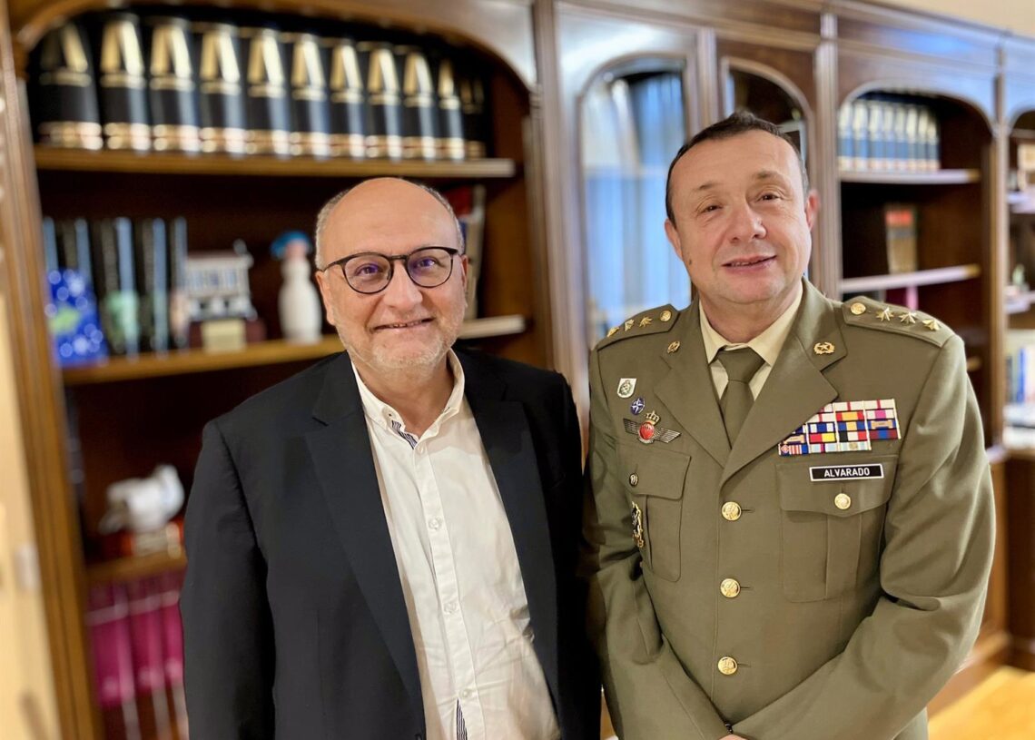 El subdelagado del Gobierno en Pontevedra, Abel Losada, con el futuro jefe de la BRILAT, Andrés González Alvarado.SUBDELEGACIÓN DEL GOBIERNO EN PONTEVEDRA
