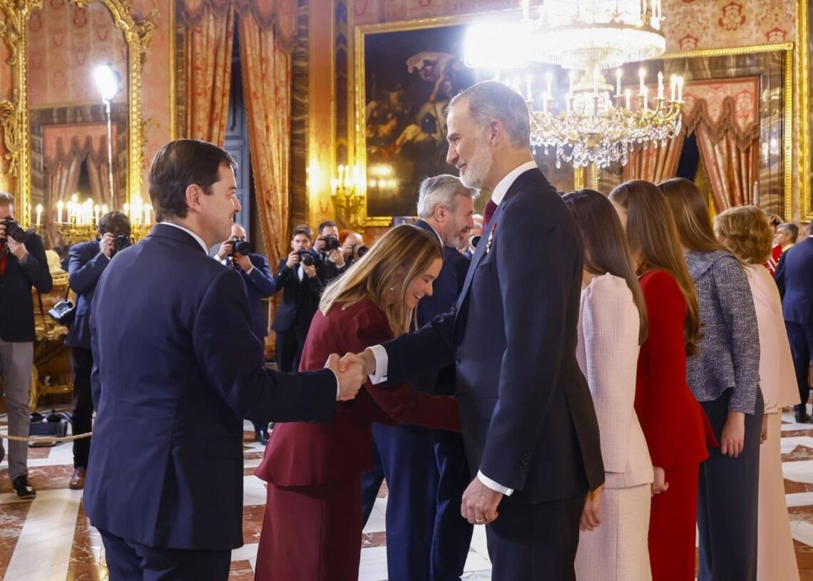 El presidente de la Junta saluda al rey Felipe VI en el acto del 50º aniversario de la restauración de la MonarquíaJCYL