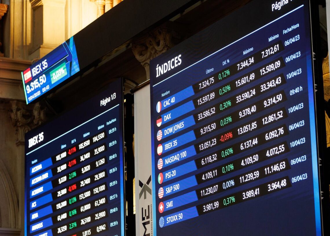 Archivo - Varios paneles del IBEX 35 en el Palacio de la Bolsa de Madrid, a 11 de abril de 2023, en Madrid (España). Eduardo Parra - Europa Press - Archivo