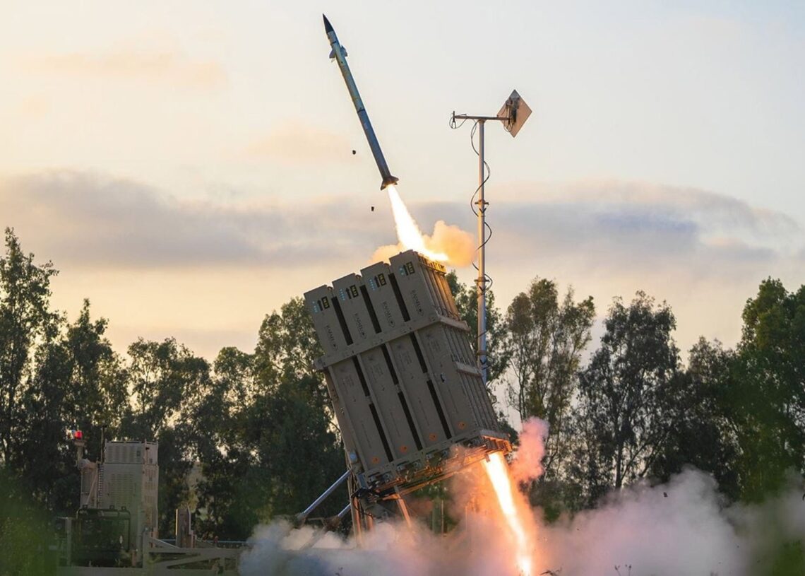 Archivo - Lanzamiento de un misil tierra-aire Tamir, el mismo que utiliza el sistema de defensa antiaéreo de Israel, conocido como 'Cúpula de Hierro'R2S - Archivo